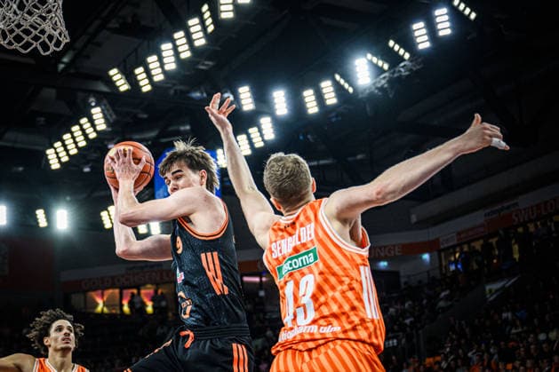 Neu Ulm, Deutschland, 13.12.25: Joschka Ferner (Rasta Vechta) und Mark Smith (ratiopharm ulm) im Zweikampf waehrend des Basketball Bundesliga Spiels zwischen ratiopharm ulm vs Rasta Vechta in der ratiopharm Arena am 13. Dezember 2025 in Neu Ulm, Deutschland. (Foto von Harry Langer DeFodi Images) ratiopharm Arena, Germany, 13.12.25: Joschka Ferner (Rasta Vechta) und Mark Smith (ratiopharm ulm) battle for the ball during the Basketball Bundesliga match between ratiopharm ulm vs Rasta Vechta at Neu Ulm on December 13, 2025 in ratiopharm Arena, Germany. (Photo by Harry Langer DeFodi Images) (Photo by Harry Langer DeFodi Images)