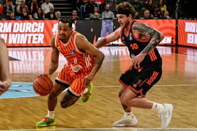 easyCredit BBL: Ratiopharm Ulm gegen Rasta Vechta, Ratiopharm Arena Ulm; 13.12.2025 Nelson Weidemann (ratiopharm Ulm, 0) gegen Tevin Brown(Rasta Vechta, 10) Ulm 13.12.2025 - 10. Spieltag easyCredit BBL, Ratiopharm Ulm gegen Rasta Vechta, Ratiopharm Arena Ulm Copyright: xBEAUTIFULxSPORTS Märklx