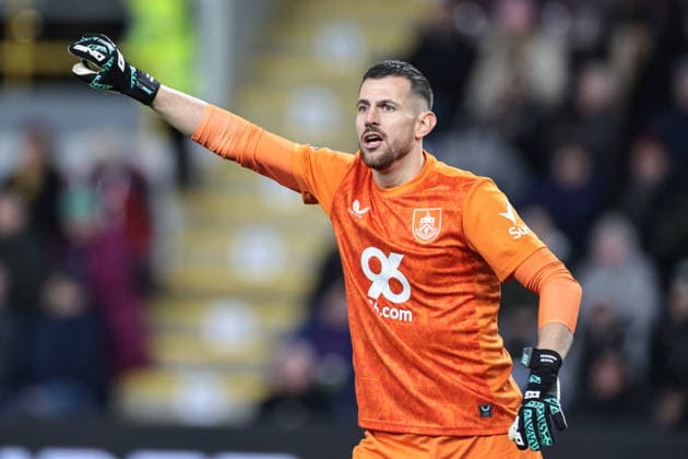 Premier League Burnley v Fulham Burnley goalkeeper Martin Dubravka gives his team instructions during the Premier League match Burnley vs Fulham at Turf Moor, Burnley, United Kingdom, 13th December 2025 (Photo by Mark Cosgrove News Images) Burnley Turf Moor Lancashire United Kingdom Copyright: xMarkxCosgrove NewsxImagesx