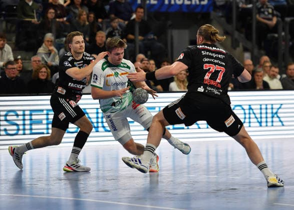 13.12.2025 - Handball - 1. Bundesliga DAIKIN HBL - Saison 2024 2025 - 17. Spieltag: HC Erlangen Metropolregion Nürnberg HCE - SC DHfK Leipzig - OGo - xOGox - Christopher Bissel (21, HC Erlangen HCE ) Franz Semper (32, SC DHfK Leipzig ) Maciej Gebala (77, HC Erlangen HCE )