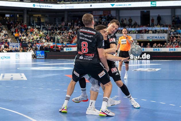 Matej Klima (SC DHfK Leipzig, 13) wird von Sander Andreassen Overjordet (HC Erlangen, 08)7 und Christoph Steinert (HC Erlangen, 44) in die Klammer genommen. HC Erlangen vs. SC DHfK Leipzig, Handball, 1. Handball Bundesliga, Saison 2025 2026, 17. Spieltag, 13.12.2025 HC Erlangen vs. SC DHfK Leipzig, Handball, 1. Handball Bundesliga, Saison 2025 2026, 17. Spieltag, 13.12.2025 Nuernberg Copyright: xEibner-Pressefoto ArdanxFuessmanx EP_AFN