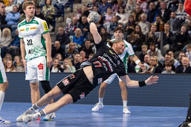 Maciej Gebala (HC Erlangen, 77) beim Wurf. Franz Semper (SC DHfK Leipzig, 32) HC Erlangen vs. SC DHfK Leipzig, Handball, 1. Handball Bundesliga, Saison 2025 2026, 17. Spieltag, 13.12.2025 HC Erlangen vs. SC DHfK Leipzig, Handball, 1. Handball Bundesliga, Saison 2025 2026, 17. Spieltag, 13.12.2025 Nuernberg Copyright: xEibner-Pressefoto ArdanxFuessmanx EP_AFN