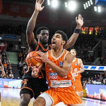 GER, BBL, ratiopharm Ulm vs Rasta Vechta 13.12.2025, ratiopharm arena, Neu-Ulm, GER, BBL, ratiopharm Ulm vs Rasta Vechta, im Bild TJ Bamba (Vechta, 5), Mark Smith (Ulm, 13)