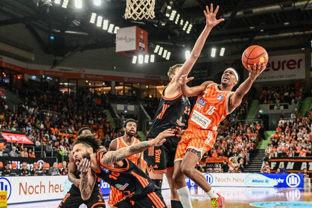 easyCredit BBL: Ratiopharm Ulm gegen Rasta Vechta, Ratiopharm Arena Ulm; 13.12.2025 J. Simon (ratiopharm Ulm, 15) beim Wurf gegen Lars Thiemann (Rasta Vechta, 21) Ulm 13.12.2025 - 10. Spieltag easyCredit BBL, Ratiopharm Ulm gegen Rasta Vechta, Ratiopharm Arena Ulm Copyright: xBEAUTIFULxSPORTS Märklx
