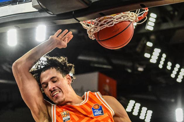 easyCredit BBL: Ratiopharm Ulm gegen Rasta Vechta, Ratiopharm Arena Ulm; 13.12.2025 Alec Anigbata (ratiopharm Ulm, 21) glücklich macht den Korb Ulm 13.12.2025 - 10. Spieltag easyCredit BBL, Ratiopharm Ulm gegen Rasta Vechta, Ratiopharm Arena Ulm Copyright: xBEAUTIFULxSPORTS Märklx