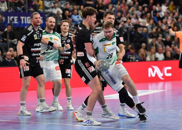 13.12.2025 - Handball - 1. Bundesliga DAIKIN HBL - Saison 2024 2025 - 17. Spieltag: HC Erlangen Metropolregion Nürnberg HCE - SC DHfK Leipzig - OGo - xOGox - Florian Scheerer (10, HC Erlangen HCE ) William Bogojevic (20, SC DHfK Leipzig )