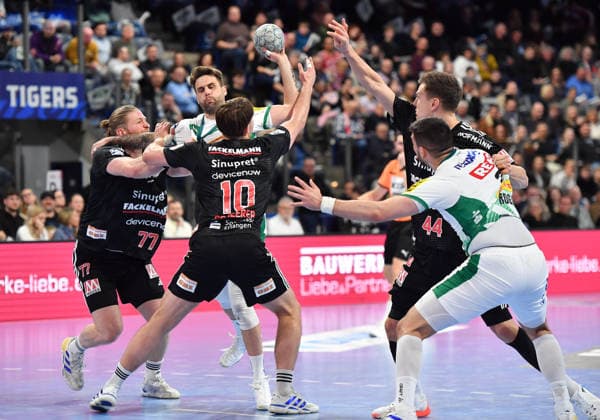 13.12.2025 - Handball - 1. Bundesliga DAIKIN HBL - Saison 2024 2025 - 17. Spieltag: HC Erlangen Metropolregion Nürnberg HCE - SC DHfK Leipzig - OGo - xOGox - Maciej Gebala (77, HC Erlangen HCE ) Florian Scheerer (10, HC Erlangen HCE )