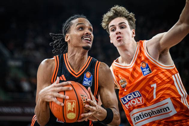 Neu Ulm, Deutschland, 13.12.25: Meissa Faye (ratiopharm ulm) und Tobias Jensen (ratiopharm ulm) im Zweikampf waehrend des Basketball Bundesliga Spiels zwischen ratiopharm ulm vs Rasta Vechta in der ratiopharm Arena am 13. Dezember 2025 in Neu Ulm, Deutschland. (Foto von Harry Langer DeFodi Images) ratiopharm Arena, Germany, 13.12.25: Meissa Faye (ratiopharm ulm) und Tobias Jensen (ratiopharm ulm) battle for the ball during the Basketball Bundesliga match between ratiopharm ulm vs Rasta Vechta at Neu Ulm on December 13, 2025 in ratiopharm Arena, Germany. (Photo by Harry Langer DeFodi Images) (Photo by Harry Langer DeFodi Images)