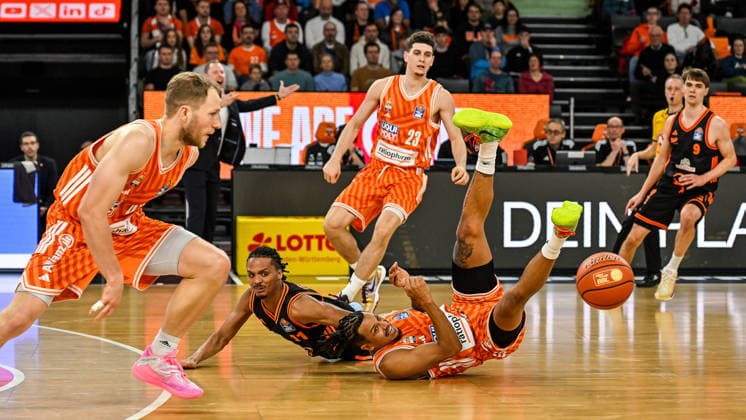 GER, BBL, ratiopharm Ulm vs Rasta Vechta 13.12.2025, ratiopharm arena, Neu-Ulm, GER, BBL, ratiopharm Ulm vs Rasta Vechta, im Bild Alonzo Verge (Vechta, 11) verliert den Ball gegen Nelson Weidemann (Ulm, 0)