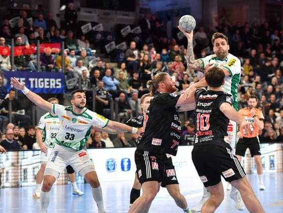 13.12.2025 - Handball - 1. Bundesliga DAIKIN HBL - Saison 2024 2025 - 17. Spieltag: HC Erlangen Metropolregion Nürnberg HCE - SC DHfK Leipzig - OGo - xOGox - Maciej Gebala (77, HC Erlangen HCE ) Florian Scheerer (10, HC Erlangen HCE ) Dean Bombac (67, SC DHfK Leipzig )