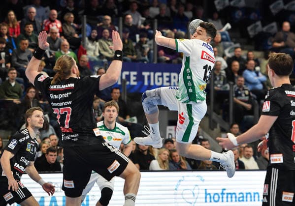13.12.2025 - Handball - 1. Bundesliga DAIKIN HBL - Saison 2024 2025 - 17. Spieltag: HC Erlangen Metropolregion Nürnberg HCE - SC DHfK Leipzig - OGo - xOGox - Maciej Gebala (77, HC Erlangen HCE ) Matej Klima (13, SC DHfK Leipzig )
