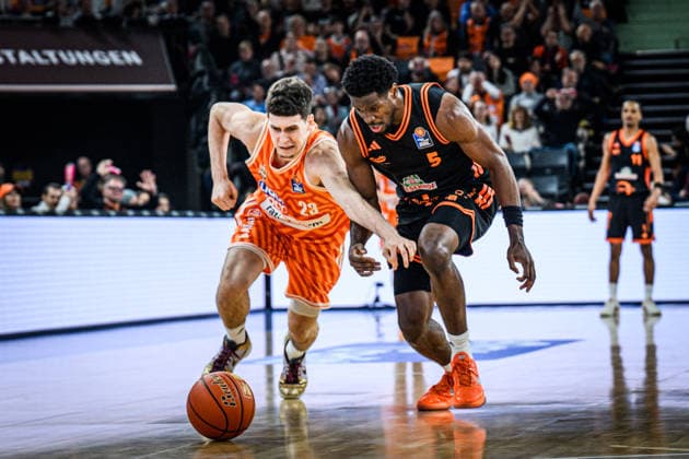 Neu Ulm, Deutschland, 13.12.25: Diego Garavaglia (ratiopharm ulm) und TJ Bamba (Rasta Vechta) im Zweikampf waehrend des Basketball Bundesliga Spiels zwischen ratiopharm ulm vs Rasta Vechta in der ratiopharm Arena am 13. Dezember 2025 in Neu Ulm, Deutschland. (Foto von Harry Langer DeFodi Images) ratiopharm Arena, Germany, 13.12.25: Diego Garavaglia (ratiopharm ulm) und TJ Bamba (Rasta Vechta) battle for the ball during the Basketball Bundesliga match between ratiopharm ulm vs Rasta Vechta at Neu Ulm on December 13, 2025 in ratiopharm Arena, Germany. (Photo by Harry Langer DeFodi Images) (Photo by Harry Langer DeFodi Images)