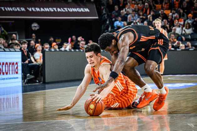 Neu Ulm, Deutschland, 13.12.25: Diego Garavaglia (ratiopharm ulm) und TJ Bamba (Rasta Vechta) im Zweikampf waehrend des Basketball Bundesliga Spiels zwischen ratiopharm ulm vs Rasta Vechta in der ratiopharm Arena am 13. Dezember 2025 in Neu Ulm, Deutschland. (Foto von Harry Langer DeFodi Images) ratiopharm Arena, Germany, 13.12.25: Diego Garavaglia (ratiopharm ulm) und TJ Bamba (Rasta Vechta) battle for the ball during the Basketball Bundesliga match between ratiopharm ulm vs Rasta Vechta at Neu Ulm on December 13, 2025 in ratiopharm Arena, Germany. (Photo by Harry Langer DeFodi Images) (Photo by Harry Langer DeFodi Images)