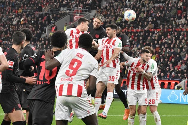 Robert Andrich (Bayer 04 Leverkusen), mi., erzielt mit diesem Kopfball das Tor zum 2:0 13.12.2025, Fussball 1. Bundesliga, Saison 2025 2026, 14. Spieltag, Bayer 04 Leverkusen - 1. FC Köln DFL regulations prohibit any use of photographs as image sequences and or quasi-video Leverkusen BayArena Nordrhein Westfalen Deutschland *** Robert Andrich Bayer 04 Leverkusen , mi , scores the goal with this header to make it 2 0 13 12 2025, Soccer 1 Bundesliga, Saison 2025 2026, 14 Spieltag, Bayer 04 Leverkusen 1 FC Köln DFL regulations prohibit any use of photographs as image sequences and or quasi video Leverkusen BayArena Nordrhein Westfalen Germany Team2