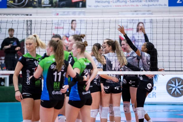 1. Volleyball Bundesliga Frauen: Schwarz-Weiss Erfurt vs. Skurios Volleys Borken; Erfurt; 13.12.2025 Jubel, Schwarz-Weiss Erfurt (hinten rechts) 1. Volleyball Bundesliga Frauen: Schwarz-Weiss Erfurt vs. Skurios Volleys Borken; Riethsporthalle Erfurt; 13.12.2025 Copyright: xBEAUTIFULxSPORTS Duehringx
