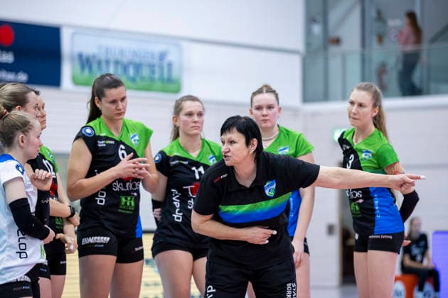1. Volleyball Bundesliga Frauen: Schwarz-Weiss Erfurt vs. Skurios Volleys Borken; Erfurt; 13.12.2025 Danuta Brinkmann (Trainer; Skurios Volleys Borken) und Mannschaft 1. Volleyball Bundesliga Frauen: Schwarz-Weiss Erfurt vs. Skurios Volleys Borken; Riethsporthalle Erfurt; 13.12.2025 Copyright: xBEAUTIFULxSPORTS Duehringx