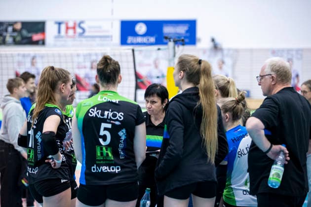 1. Volleyball Bundesliga Frauen: Schwarz-Weiss Erfurt vs. Skurios Volleys Borken; Erfurt; 13.12.2025 Danuta Brinkmann (Trainer; Skurios Volleys Borken) (Bildmitte) und Mannschaft 1. Volleyball Bundesliga Frauen: Schwarz-Weiss Erfurt vs. Skurios Volleys Borken; Riethsporthalle Erfurt; 13.12.2025 Copyright: xBEAUTIFULxSPORTS Duehringx