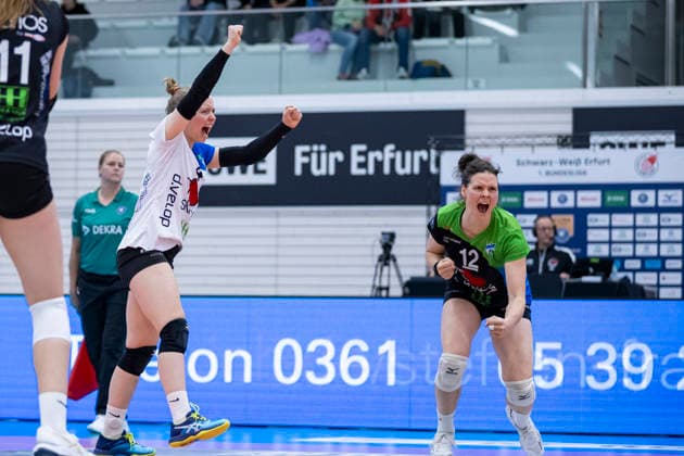 1. Volleyball Bundesliga Frauen: Schwarz-Weiss Erfurt vs. Skurios Volleys Borken; Erfurt; 13.12.2025 Ditte Kjær Hansen ( 4; Skurios Volleys Borken) (links) und Fabienne Coenders ( 12; Skurios Volleys Borken) (rechts) 1. Volleyball Bundesliga Frauen: Schwarz-Weiss Erfurt vs. Skurios Volleys Borken; Riethsporthalle Erfurt; 13.12.2025 Copyright: xBEAUTIFULxSPORTS Duehringx
