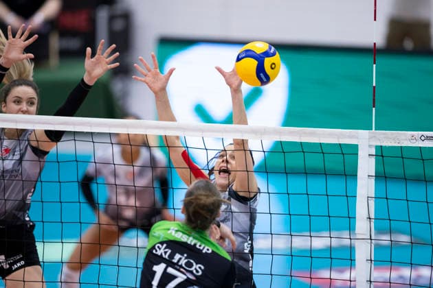 1. Volleyball Bundesliga Frauen: Schwarz-Weiss Erfurt vs. Skurios Volleys Borken; Erfurt; 13.12.2025 Kinga Szücs ( 10; Schwarz-Weiss Erfurt) gegen Liza Kastrup ( 17; Skurios Volleys Borken) 1. Volleyball Bundesliga Frauen: Schwarz-Weiss Erfurt vs. Skurios Volleys Borken; Riethsporthalle Erfurt; 13.12.2025 Copyright: xBEAUTIFULxSPORTS Duehringx