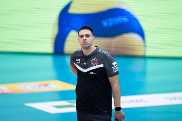 1. Volleyball Bundesliga Frauen: Schwarz-Weiss Erfurt vs. Skurios Volleys Borken; Erfurt; 13.12.2025 Paplo Sánchez (Trainer; Schwarz-Weiss Erfurt) 1. Volleyball Bundesliga Frauen: Schwarz-Weiss Erfurt vs. Skurios Volleys Borken; Riethsporthalle Erfurt; 13.12.2025 Copyright: xBEAUTIFULxSPORTS Duehringx
