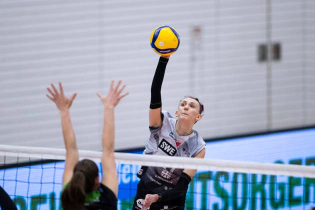 1. Volleyball Bundesliga Frauen: Schwarz-Weiss Erfurt vs. Skurios Volleys Borken; Erfurt; 13.12.2025 Isabel Kova?i? ( 11; Schwarz-Weiss Erfurt) gegen Lara Kretschmer ( 6; Skurios Volleys Borken) 1. Volleyball Bundesliga Frauen: Schwarz-Weiss Erfurt vs. Skurios Volleys Borken; Riethsporthalle Erfurt; 13.12.2025 Copyright: xBEAUTIFULxSPORTS Duehringx