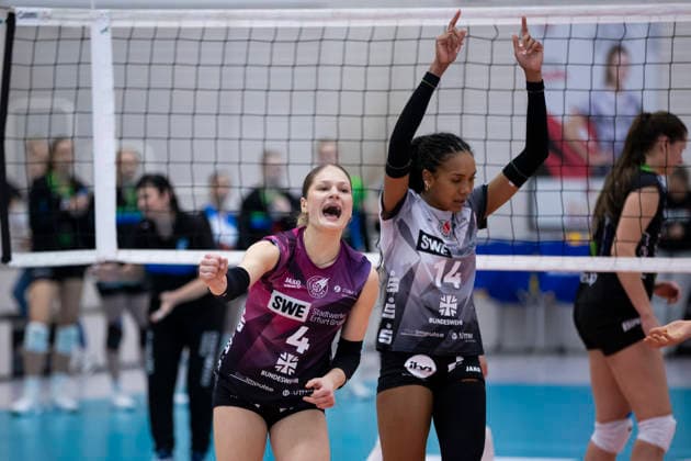 1. Volleyball Bundesliga Frauen: Schwarz-Weiss Erfurt vs. Skurios Volleys Borken; Erfurt; 13.12.2025 Jubel, Lotte Goertz ( 4; Schwarz-Weiss Erfurt) und Alianza Darley ( 14; Schwarz-Weiss Erfurt) (rechts) 1. Volleyball Bundesliga Frauen: Schwarz-Weiss Erfurt vs. Skurios Volleys Borken; Riethsporthalle Erfurt; 13.12.2025 Copyright: xBEAUTIFULxSPORTS Duehringx
