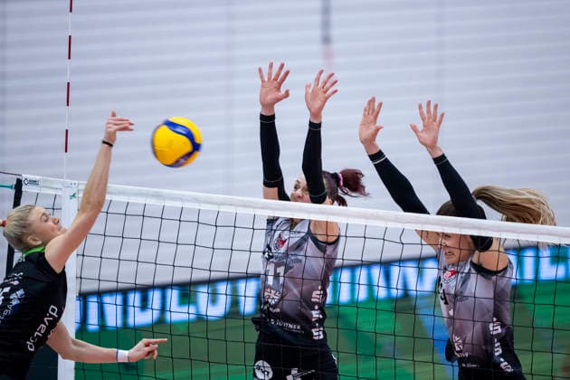 1. Volleyball Bundesliga Frauen: Schwarz-Weiss Erfurt vs. Skurios Volleys Borken; Erfurt; 13.12.2025 Madleen Piest ( 15; Skurios Volleys Borken) gegen Isabel Kova?i? ( 11; Schwarz-Weiss Erfurt) (Bildmitte) und Alina Zellin ( 1; Schwarz-Weiss Erfurt) (rechts) 1. Volleyball Bundesliga Frauen: Schwarz-Weiss Erfurt vs. Skurios Volleys Borken; Riethsporthalle Erfurt; 13.12.2025 Copyright: xBEAUTIFULxSPORTS Duehringx
