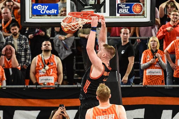 easyCredit BBL: Ratiopharm Ulm gegen Rasta Vechta, Ratiopharm Arena Ulm; 13.12.2025 Luc van Slooten (Rasta Vechta, 6) Dominic Dolic (Rasta Vechta, 8) Ulm 13.12.2025 - 10. Spieltag easyCredit BBL, Ratiopharm Ulm gegen Rasta Vechta, Ratiopharm Arena Ulm Copyright: xBEAUTIFULxSPORTS Märklx