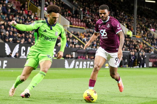 Lyle Foster (9 Burnley) controls the ball during the Premier League match between Burnley and Fulham at Turf Moor in Burnley, England on December 13th 2025. Copyright: xSeanxChandlerx xSPPx Sportspressphoto_SPR73116