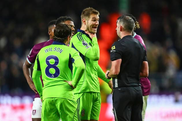 Burnley v Fulham, Premier League Joachim Andersen of Fulham gestures to Referee, Michael Oliver during the Burnley v Fulham Premier League match at Turf Moor, Burnley, England on 13 December 2025 Credit: Luke Williams Every Second Media Editorial use only. All images are copyright Every Second Media Limited. No images may be reproduced without prior permission. All rights reserved. Premier League and Football League images are subject to licensing agreements with Football DataCo Limited. see https: www.football-dataco.com Copyright: xIMAGO EveryxSecondxMediax ESM-1706-0046 LukexWilliamsx xEveryxSecondxMediax