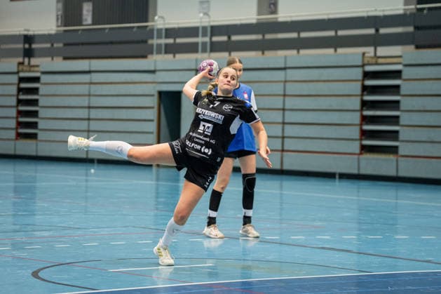 HSG Blomberg-Lippe II vs. SV Todesfelde, Handball, 3. Liga Nord, Spieltag 2, 13.12.2025, Saision 2025 2026, Blomberg Marie Sophie Grabowski (SV Todesfelde, 07) bei einem 7-Meter Wurf Blomberg Sporthalle an der Ulmenallee Deutschland