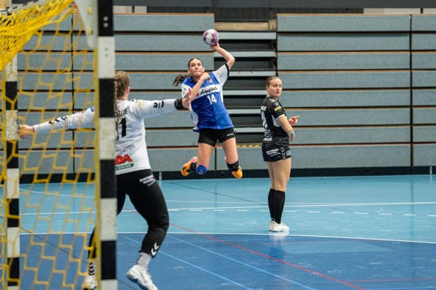 HSG Blomberg-Lippe II vs. SV Todesfelde, Handball, 3. Liga Nord, Spieltag 2, 13.12.2025, Saision 2025 2026, Blomberg Nurhan Koyutuerk (HSG Blomberg-Lippe II, 14) im Torwurf Blomberg Sporthalle an der Ulmenallee Deutschland