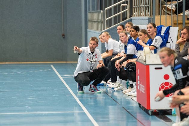 HSG Blomberg-Lippe II vs. SV Todesfelde, Handball, 3. Liga Nord, Spieltag 2, 13.12.2025, Saision 2025 2026, Blomberg Ruben Vosshans (HSG Blomberg-Lippe II, Trainer) gestikuliert Blomberg Sporthalle an der Ulmenallee Deutschland
