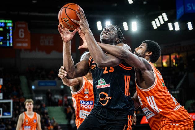 Neu Ulm, Deutschland, 13.12.25: TJ Bamba (Rasta Vechta) und Malik Osborne (ratiopharm ulm) im Zweikampf waehrend des Basketball Bundesliga Spiels zwischen ratiopharm ulm vs Rasta Vechta in der ratiopharm Arena am 13. Dezember 2025 in Neu Ulm, Deutschland. (Foto von Harry Langer DeFodi Images) ratiopharm Arena, Germany, 13.12.25: TJ Bamba (Rasta Vechta) und Malik Osborne (ratiopharm ulm) battle for the ball during the Basketball Bundesliga match between ratiopharm ulm vs Rasta Vechta at Neu Ulm on December 13, 2025 in ratiopharm Arena, Germany. (Photo by Harry Langer DeFodi Images) (Photo by Harry Langer DeFodi Images)