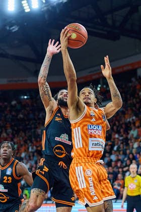 Zweikampf, Duell zwischen Tevin Brown (RASTA Vechta, 10) und Nelson Weidemann (ratiopharm ulm, 00) beim Wurf GER, ratiopharm ulm vs. RASTA Vechta, Basketball, 10. Spieltag, EasyCredit Bundesliga, Spielzeit 2025 2026, 13.12.2025 GER, ratiopharm ulm vs. RASTA Vechta, Basketball, 10. Spieltag, EasyCredit Bundesliga, Spielzeit 2025 2026, 13.12.2025 Neu-Ulm Copyright: xEibner-Pressefoto GeraldxOelze-dexStoppanyx EP_ODS