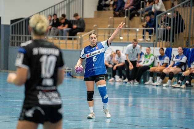 HSG Blomberg-Lippe II vs. SV Todesfelde, Handball, 3. Liga Nord, Spieltag 2, 13.12.2025, Saision 2025 2026, Blomberg Carolin Jaron (HSG Blomberg-Lippe II, 15) beim Spielaufbau Blomberg Sporthalle an der Ulmenallee Deutschland