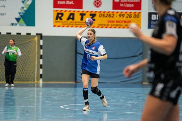 HSG Blomberg-Lippe II vs. SV Todesfelde, Handball, 3. Liga Nord, Spieltag 2, 13.12.2025, Saision 2025 2026, Blomberg Megan Rusko (HSG Blomberg-Lippe II, 10) im Spielaufbau Blomberg Sporthalle an der Ulmenallee Deutschland