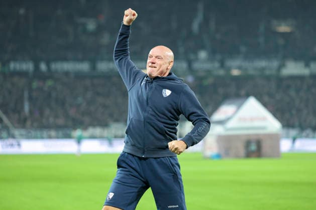 Trainer Uwe Roesler (VfL Bochum) jubelt, 2. Bundesliga, Hannover 96 v VfL Bochum, Heinz von Heiden Arena am 13. December 2025 in Hannover, Deutschland. (Foto von Marco Steinbrenner DeFodi Images) Trainer Uwe Roesler (VfL Bochum) cheers, 2. Bundesliga, Hannover 96 v VfL Bochum, Heinz von Heiden Arena, December 13, 2025 in Hanover, Germany. (Photo by Marco Steinbrenner DeFodi Images)