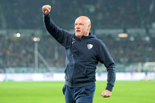Trainer Uwe Roesler (VfL Bochum) jubelt, 2. Bundesliga, Hannover 96 v VfL Bochum, Heinz von Heiden Arena am 13. December 2025 in Hannover, Deutschland. (Foto von Marco Steinbrenner DeFodi Images) Trainer Uwe Roesler (VfL Bochum) cheers, 2. Bundesliga, Hannover 96 v VfL Bochum, Heinz von Heiden Arena, December 13, 2025 in Hanover, Germany. (Photo by Marco Steinbrenner DeFodi Images)
