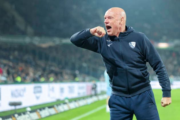 Trainer Uwe Roesler (VfL Bochum) jubelt, 2. Bundesliga, Hannover 96 v VfL Bochum, Heinz von Heiden Arena am 13. December 2025 in Hannover, Deutschland. (Foto von Marco Steinbrenner DeFodi Images) Trainer Uwe Roesler (VfL Bochum) cheers, 2. Bundesliga, Hannover 96 v VfL Bochum, Heinz von Heiden Arena, December 13, 2025 in Hanover, Germany. (Photo by Marco Steinbrenner DeFodi Images)