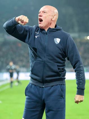 Trainer Uwe Roesler (VfL Bochum) jubelt, 2. Bundesliga, Hannover 96 v VfL Bochum, Heinz von Heiden Arena am 13. December 2025 in Hannover, Deutschland. (Foto von Marco Steinbrenner DeFodi Images) Trainer Uwe Roesler (VfL Bochum) cheers, 2. Bundesliga, Hannover 96 v VfL Bochum, Heinz von Heiden Arena, December 13, 2025 in Hanover, Germany. (Photo by Marco Steinbrenner DeFodi Images)