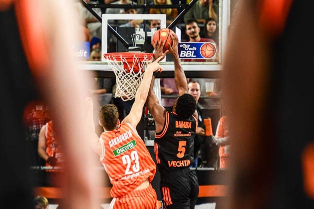 easyCredit BBL: Ratiopharm Ulm gegen Rasta Vechta, Ratiopharm Arena Ulm; 13.12.2025 foul an Tj Bamba (Rasta Vechta, 5) durch Diego Garavaglia (ratiopharm Ulm, 23) Ulm 13.12.2025 - 10. Spieltag easyCredit BBL, Ratiopharm Ulm gegen Rasta Vechta, Ratiopharm Arena Ulm Copyright: xBEAUTIFULxSPORTS Märklx