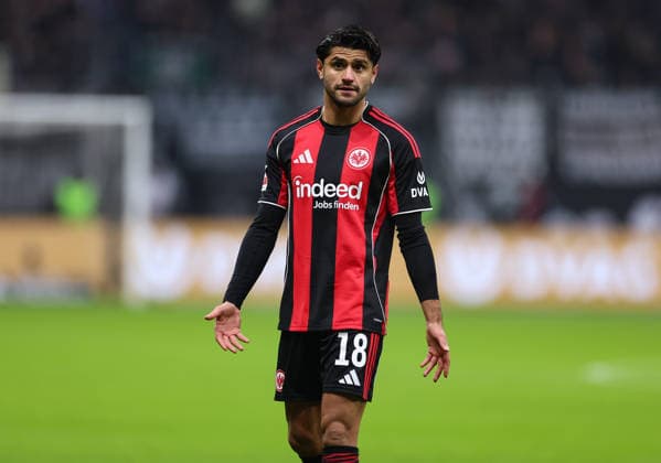 13.12.2025, Fussball Bundesliga, Eintracht Frankfurt - FC Augsburg, v.l., Mahmoud Dahoud (Eintracht Frankfurt) gibt Anweisungen, gestikuliert, mit den Armen gestikulieren, gives instructions, gesticulate DFL DFB REGULATIONS PROHIBIT ANY USE OF PHOTOGRAPHS AS IMAGE SEQUENCES AND OR QUASI-VIDEO. xdcx *** 13 12 2025, Soccer Bundesliga, Eintracht Frankfurt FC Augsburg, v l , Mahmoud Dahoud Eintracht Frankfurt gives instructions, gesticulates, gesticulate with arms, gives instructions, gesticulate DFL DFB REGULATIONS PROHIBIT ANY USE OF PHOTOGRAPHS AS IMAGE SEQUENCES AND OR QUASI VIDEO xdcx Copyright: HMBxMedia Claus