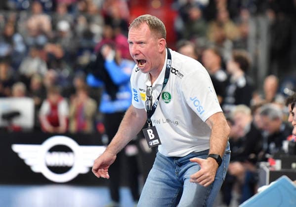 13.12.2025 - Handball - 1. Bundesliga DAIKIN HBL - Saison 2024 2025 - 17. Spieltag: HC Erlangen Metropolregion Nürnberg HCE - SC DHfK Leipzig - OGo - xOGox - Frank Carstens (Trainer SC DHfK Leipzig )