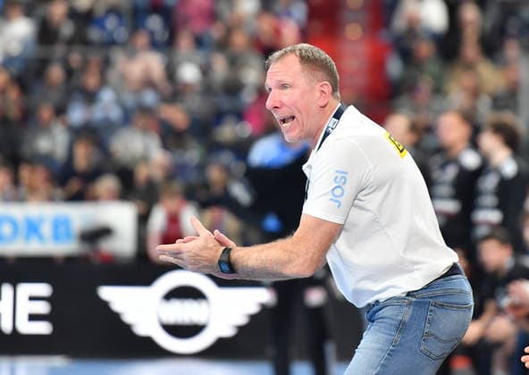 13.12.2025 - Handball - 1. Bundesliga DAIKIN HBL - Saison 2024 2025 - 17. Spieltag: HC Erlangen Metropolregion Nürnberg HCE - SC DHfK Leipzig - OGo - xOGox - Frank Carstens (Trainer SC DHfK Leipzig )