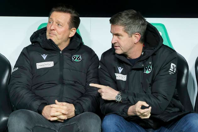 Trainer Christian Titz (Hannover 96) und Sportdirektor Ralf Becker (Hannover 96) unterhalten sich, 2. Bundesliga, Hannover 96 v VfL Bochum, Heinz von Heiden Arena am 13. December 2025 in Hannover, Deutschland. (Foto von Marco Steinbrenner DeFodi Images) Trainer Christian Titz (Hannover 96) und Sportdirektor Ralf Becker (Hannover 96) talk together, 2. Bundesliga, Hannover 96 v VfL Bochum, Heinz von Heiden Arena, December 13, 2025 in Hanover, Germany. (Photo by Marco Steinbrenner DeFodi Images)