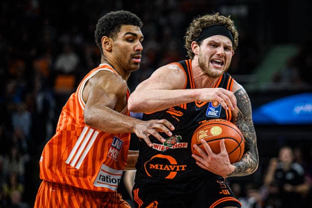 Neu Ulm, Deutschland, 13.12.25: Mark Smith (ratiopharm ulm) und Booker Coplin (Rasta Vechta) im Zweikampf waehrend des Basketball Bundesliga Spiels zwischen ratiopharm ulm vs Rasta Vechta in der ratiopharm Arena am 13. Dezember 2025 in Neu Ulm, Deutschland. (Foto von Harry Langer DeFodi Images) ratiopharm Arena, Germany, 13.12.25: Mark Smith (ratiopharm ulm) und Booker Coplin (Rasta Vechta) battle for the ball during the Basketball Bundesliga match between ratiopharm ulm vs Rasta Vechta at Neu Ulm on December 13, 2025 in ratiopharm Arena, Germany. (Photo by Harry Langer DeFodi Images) (Photo by Harry Langer DeFodi Images)