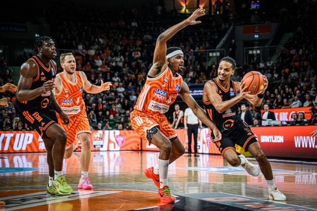 Neu Ulm, Deutschland, 13.12.25: Justin Simon (ratiopharm ulm) und Alonzo Verge Jr. (Rasta Vechta) im Zweikampf waehrend des Basketball Bundesliga Spiels zwischen ratiopharm ulm vs Rasta Vechta in der ratiopharm Arena am 13. Dezember 2025 in Neu Ulm, Deutschland. (Foto von Harry Langer DeFodi Images) ratiopharm Arena, Germany, 13.12.25: Justin Simon (ratiopharm ulm) und Alonzo Verge Jr. (Rasta Vechta) battle for the ball during the Basketball Bundesliga match between ratiopharm ulm vs Rasta Vechta at Neu Ulm on December 13, 2025 in ratiopharm Arena, Germany. (Photo by Harry Langer DeFodi Images) (Photo by Harry Langer DeFodi Images)