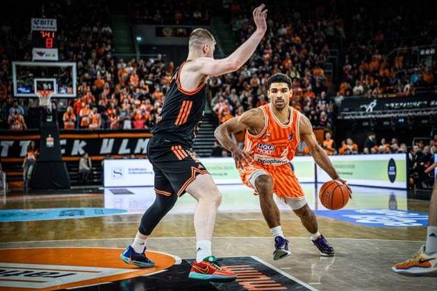 Neu Ulm, Deutschland, 13.12.25: Luc van Slooten (Rasta Vechta) und Mark Smith (ratiopharm ulm) im Zweikampf waehrend des Basketball Bundesliga Spiels zwischen ratiopharm ulm vs Rasta Vechta in der ratiopharm Arena am 13. Dezember 2025 in Neu Ulm, Deutschland. (Foto von Harry Langer DeFodi Images) ratiopharm Arena, Germany, 13.12.25: Luc van Slooten (Rasta Vechta) und Mark Smith (ratiopharm ulm) battle for the ball during the Basketball Bundesliga match between ratiopharm ulm vs Rasta Vechta at Neu Ulm on December 13, 2025 in ratiopharm Arena, Germany. (Photo by Harry Langer DeFodi Images) (Photo by Harry Langer DeFodi Images)