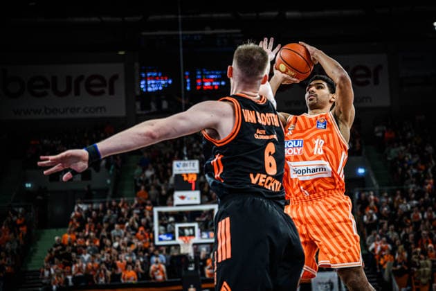 Neu Ulm, Deutschland, 13.12.25: Luc van Slooten (Rasta Vechta) und Mark Smith (ratiopharm ulm) im Zweikampf waehrend des Basketball Bundesliga Spiels zwischen ratiopharm ulm vs Rasta Vechta in der ratiopharm Arena am 13. Dezember 2025 in Neu Ulm, Deutschland. (Foto von Harry Langer DeFodi Images) ratiopharm Arena, Germany, 13.12.25: Luc van Slooten (Rasta Vechta) und Mark Smith (ratiopharm ulm) battle for the ball during the Basketball Bundesliga match between ratiopharm ulm vs Rasta Vechta at Neu Ulm on December 13, 2025 in ratiopharm Arena, Germany. (Photo by Harry Langer DeFodi Images) (Photo by Harry Langer DeFodi Images)